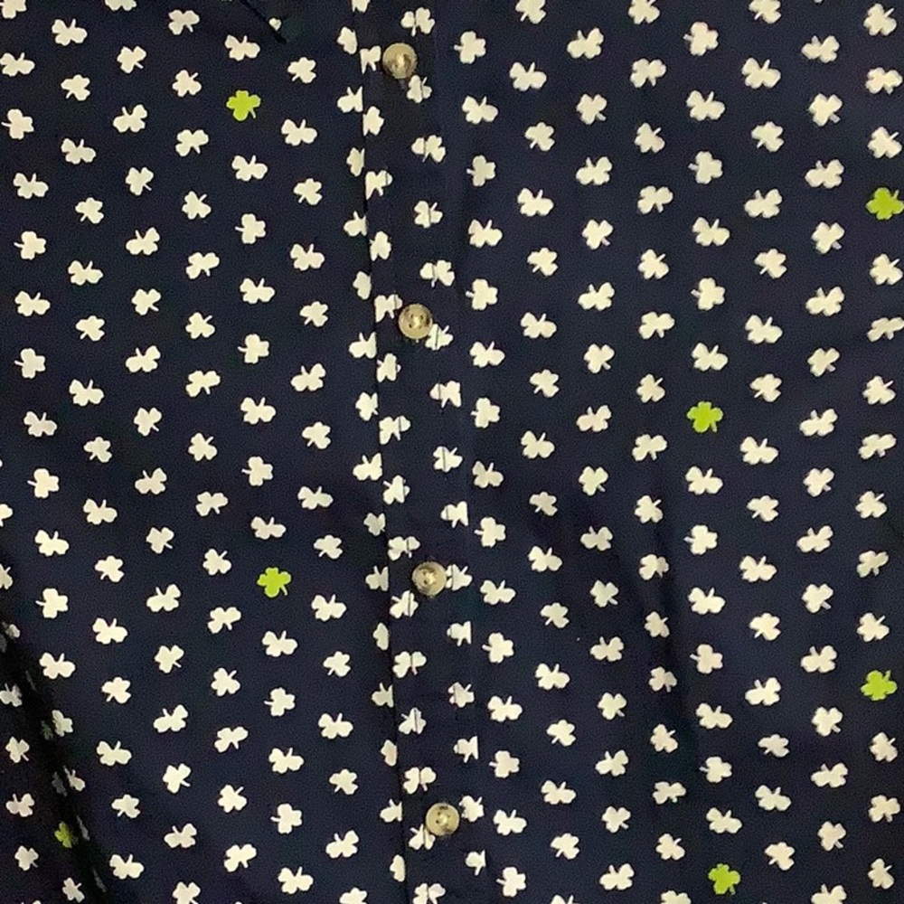 G.H. Bass & Co. Shamrock Button down top. SZ M